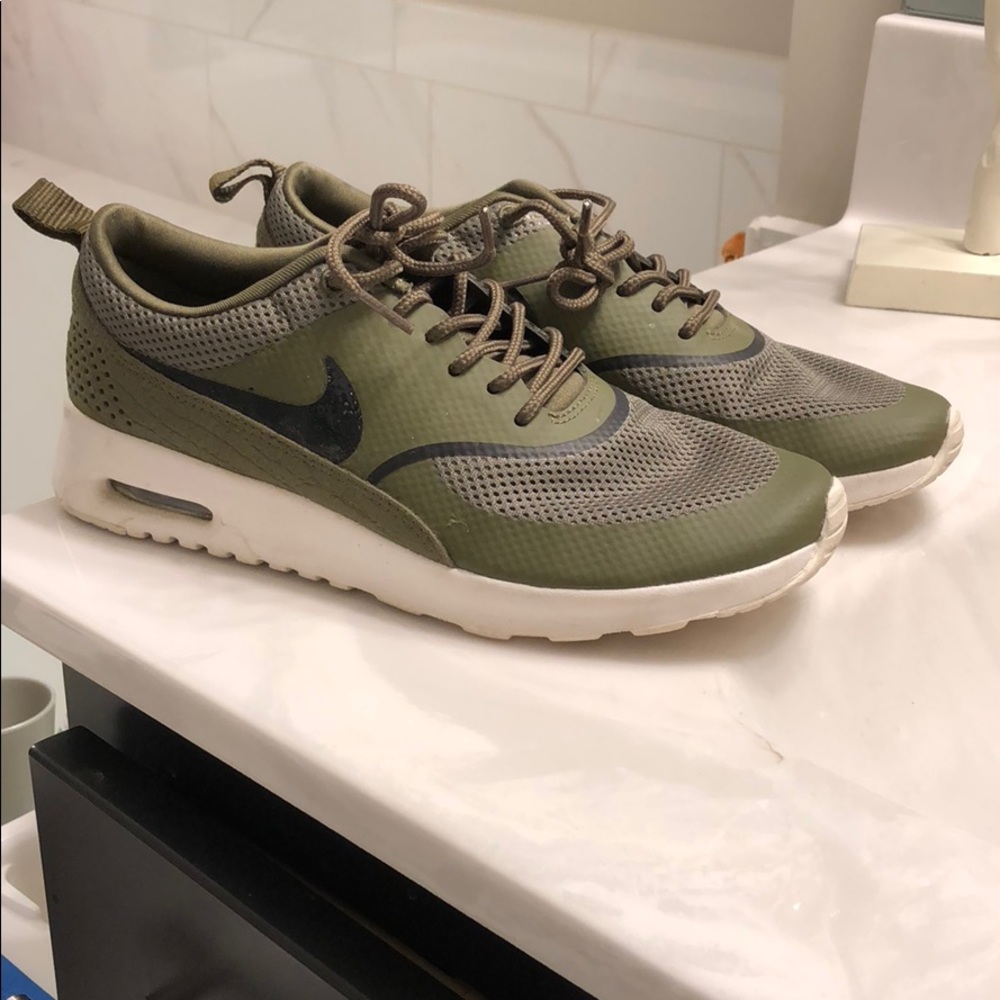 Nike’s : Air Max Thea